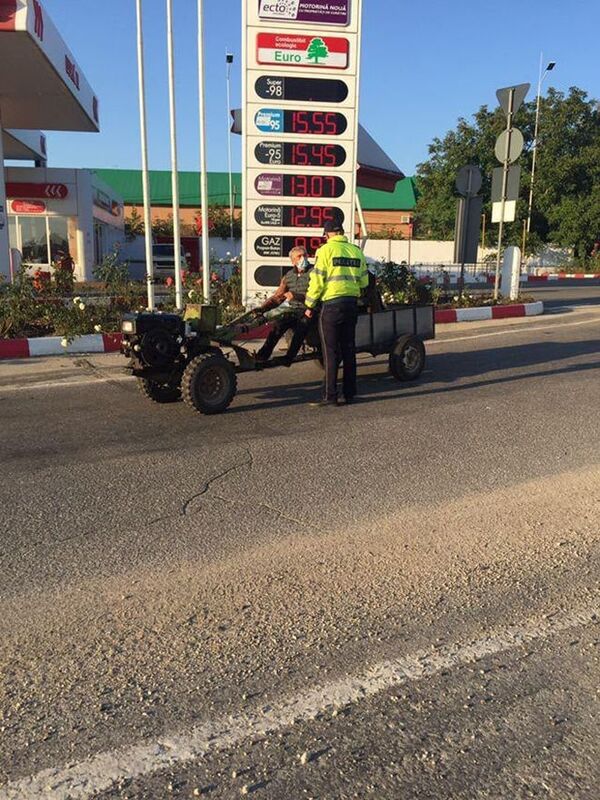 Foto: Poliția - Cum trebuie transportată recolta din câmp Foto: Poliția - Cum trebuie transportată recolta din câmp - Sputnik Moldova