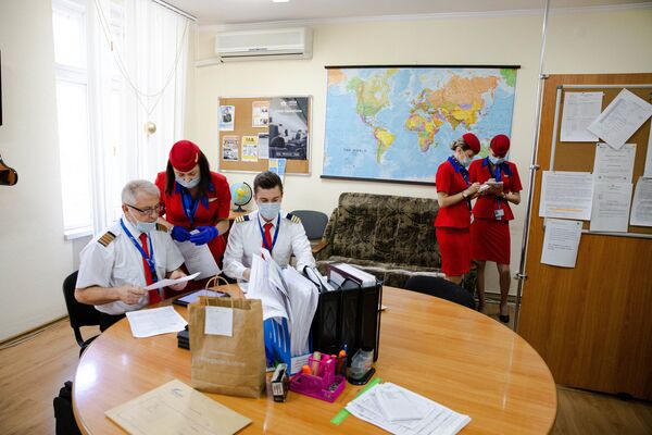 Înainte de decolare, membrii echipajului se informează despre planul zborului, condițiile meteo, profilul călătorilor și alte detalii tehnice

 - Sputnik Moldova