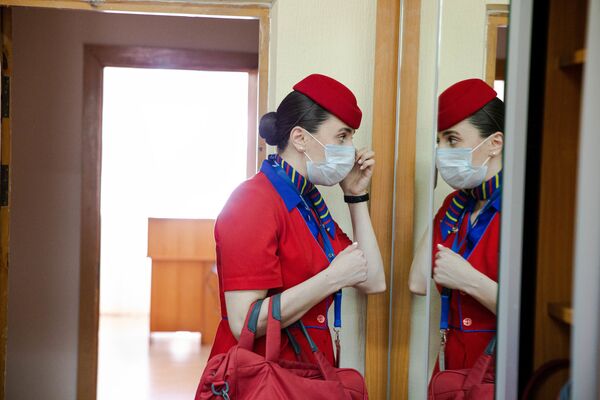 Însoțitoarele de bord au întotdeauna grijă să arate perfect, chiar și acum, când poartă masca de protecție pe față - Sputnik Moldova