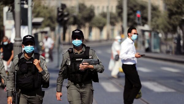 Израильские полицейские в медицинских масках патрулируют главный рынок в Иерусалиме - Sputnik Молдова