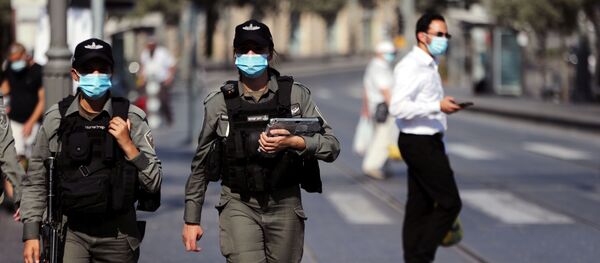 Израильские полицейские в медицинских масках патрулируют главный рынок в Иерусалиме Израильские полицейские в медицинских масках патрулируют главный рынок в Иерусалиме - Sputnik Молдова