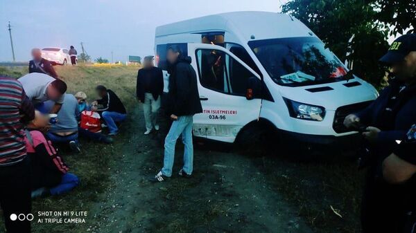 Foto: Accident cu 16 pasageri răniți, la Telenești Foto: Accident cu 16 pasageri răniți, la Telenești - Sputnik Moldova