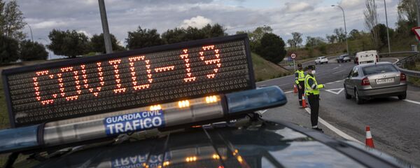 Офицеры испанской полиции на контрольно-пропускном пункте в Мадриде - Sputnik Moldova-România