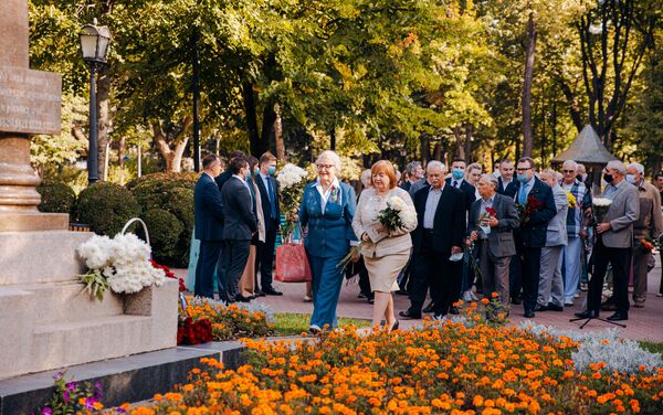 Основные мероприятия начались с возложения цветов к бюсту поэта. - Sputnik Молдова