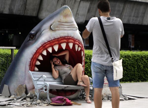 Турист фотографируется у макета акулы в Бангкоке  - Sputnik Молдова