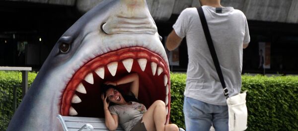 Турист фотографируется у макета акулы в Бангкоке Турист фотографируется у макета акулы в Бангкоке - Sputnik Молдова