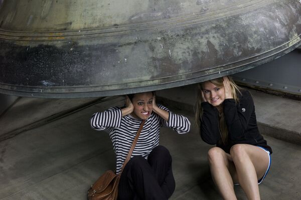 Девушки позируют под колоколом в Вашингтоне  - Sputnik Молдова