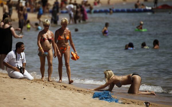 Туристка позирует на пляже в Египте  - Sputnik Молдова