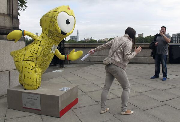 Туристка позирует у статуи талисмана Олимпийских игр Венлока в Лондоне  - Sputnik Молдова