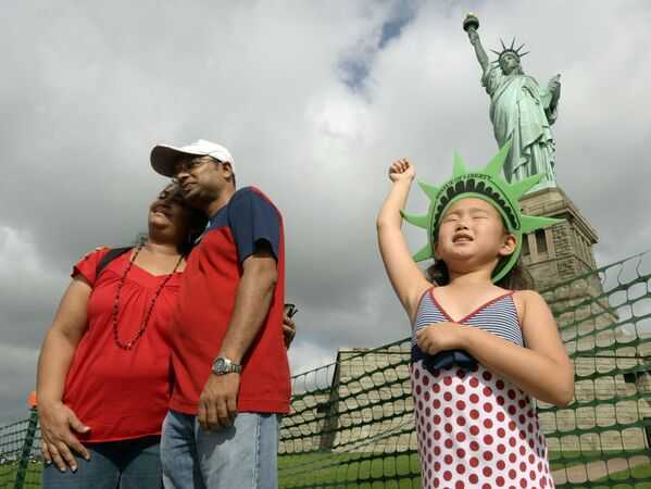 Туристка из Монголии позирует у статуи Свободы в Нью-Йорке  - Sputnik Молдова