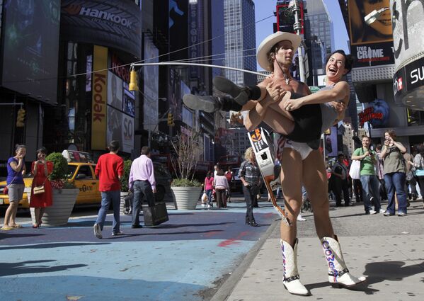 Уличный исполнитель Голый ковбой позирует с туристкой на Таймс-сквер в Нью-Йорке  - Sputnik Молдова