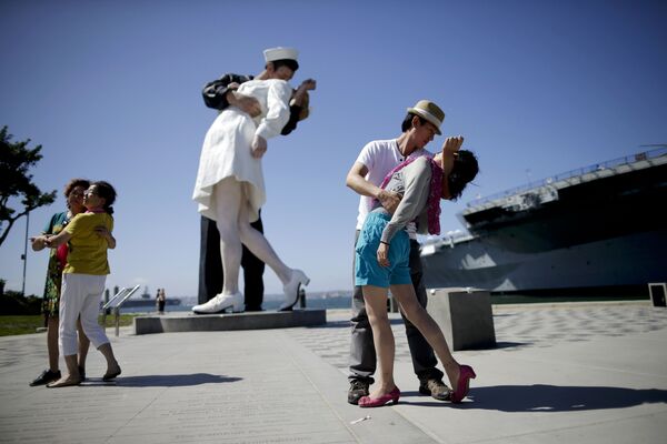 Люди позируют у скульптуры Безусловная капитуляция в Сан-Диего  - Sputnik Молдова