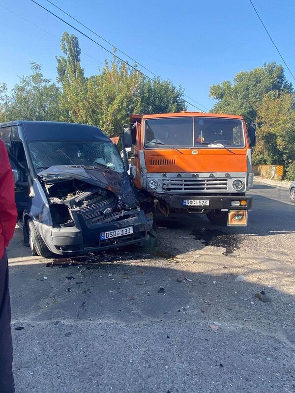 FOTO: Somnolența la volan ar fi putut să-l coste viața FOTO: Somnolența la volan ar fi putut să-l coste viața - Sputnik Moldova