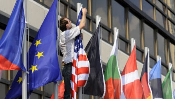 Сотрудник вешает флаг США между флагами стран Евросоюза - Sputnik Молдова