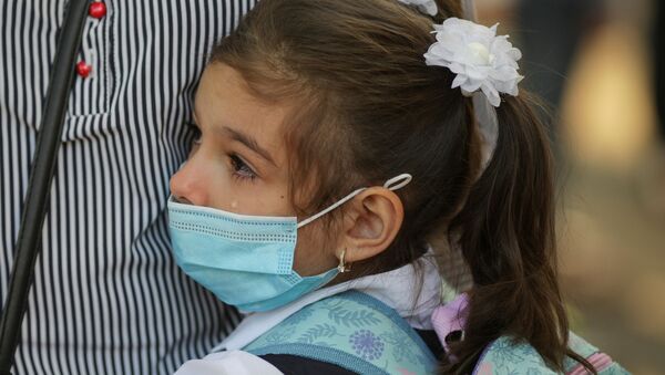 Coronavirus: Elevă în mască medicinală își îmbrățișează mama înainte de a intra la ore în școală - Sputnik Moldova-România
