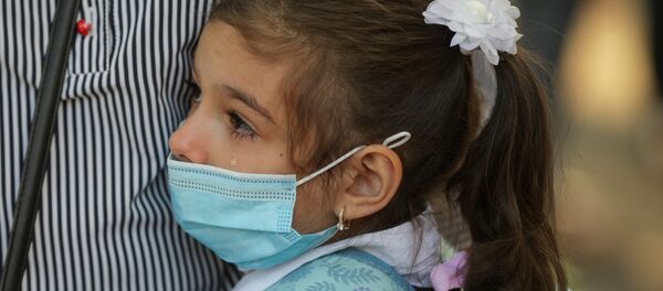 Coronavirus: Elevă în mască medicinală își îmbrățișează mama înainte de a intra la ore în școală - Sputnik Moldova-România