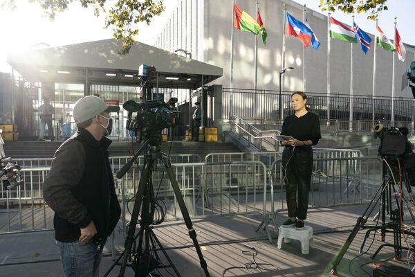 Телевизионная группа работает у штаб-квартиры ООН во время 75-й сессии Генеральной Ассамблеи - Sputnik Молдова