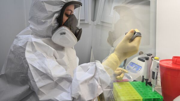 Медицинский работник демонстрирует работу передвижной лаборатории по диагностике и профилактике новой коронавирусной инфекции COVID-19 - Sputnik Moldova