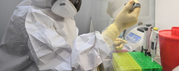 Медицинский работник демонстрирует работу передвижной лаборатории по диагностике и профилактике новой коронавирусной инфекции COVID-19 - Sputnik Moldova