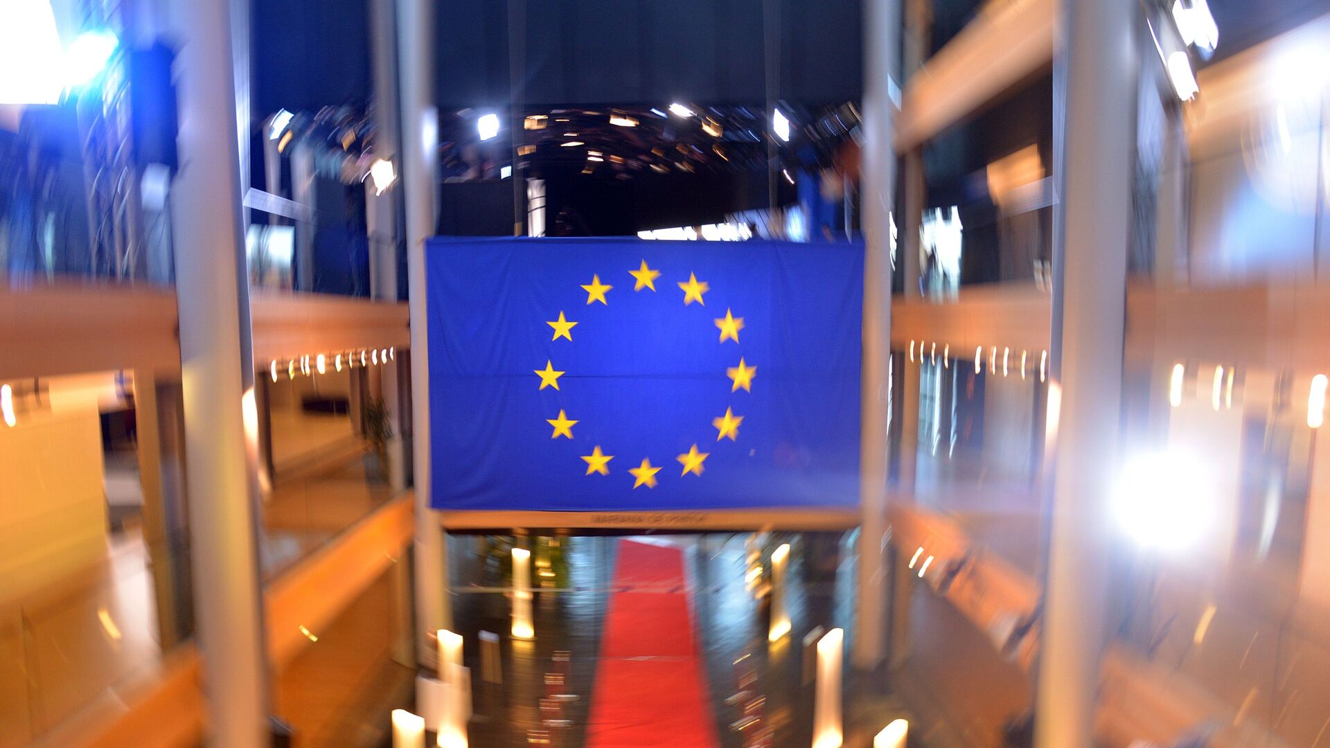 Флаг Евросоюза в главном здании Совета Европы в Страсбурге - Sputnik Moldova-România, 1920, 24.11.2022
