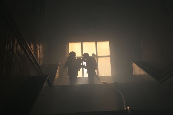 Пожарные внутри здания. - Sputnik Молдова