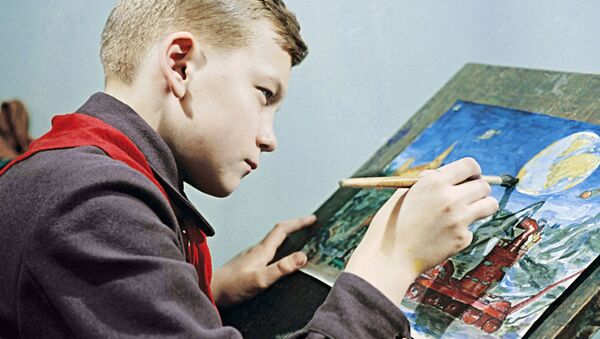 Московский школьник рисует во время занятий в кружке городского Дворца пионеров, 1959 год - Sputnik Moldova