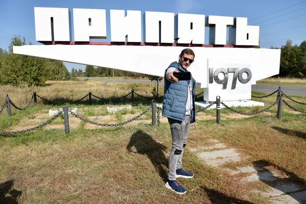 Турист фотографируется у стеллы Припять - Sputnik Moldova-România