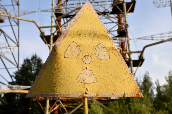 Знак радиации в зоне отчуждения Чернобыльской АЭС - Sputnik Moldova-România