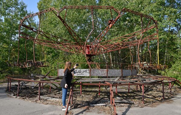Туристка у качелей в зоне отчуждения Чернобыльской АЭС - Sputnik Moldova-România