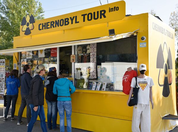 Туристы у магазина с сувенирами перед КПП Дитятки в зоне отчуждения Чернобыльской АЭС - Sputnik Moldova-România