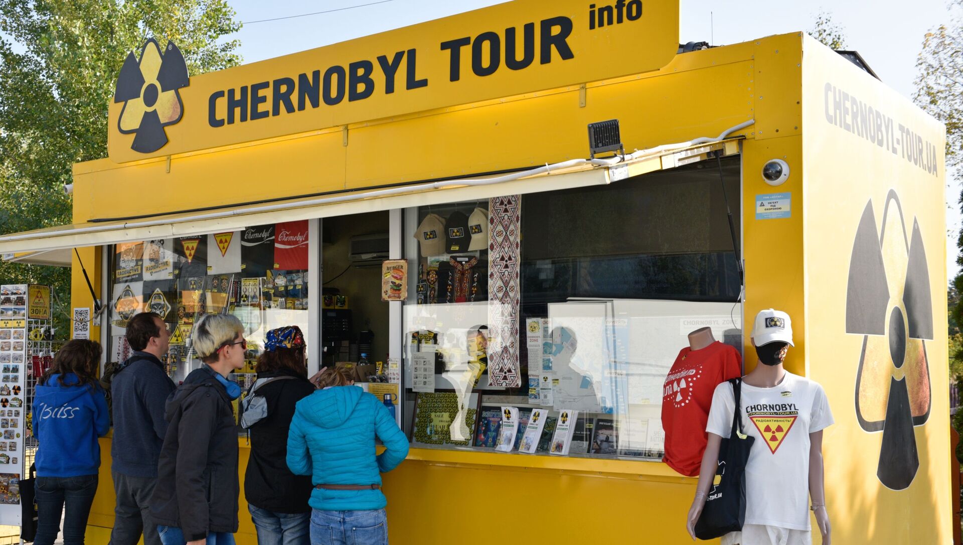 Туристы у магазина с сувенирами перед КПП Дитятки в зоне отчуждения Чернобыльской АЭС - Sputnik Молдова, 1920, 07.06.2021
