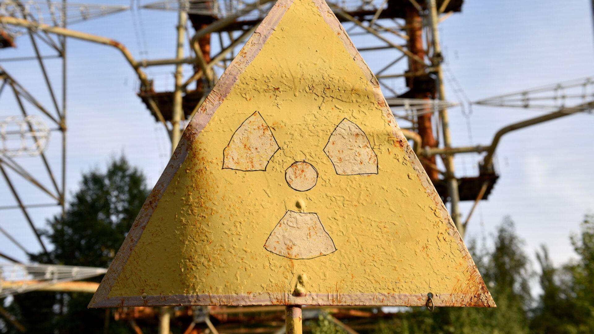 Знак радиации в зоне отчуждения Чернобыльской АЭС - Sputnik Молдова, 1920, 03.03.2022