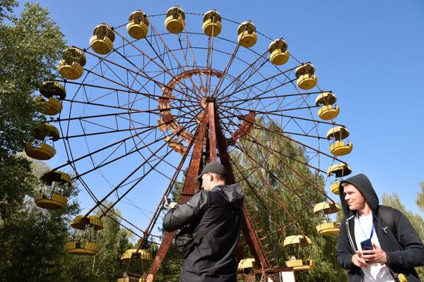 Туристы в зоне отчуждения Чернобыльской АЭС - Sputnik Молдова