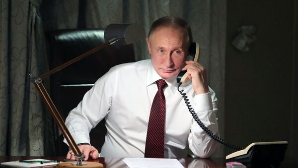  Президент РФ Владимир Путин во время телефонного разговора - Sputnik Moldova