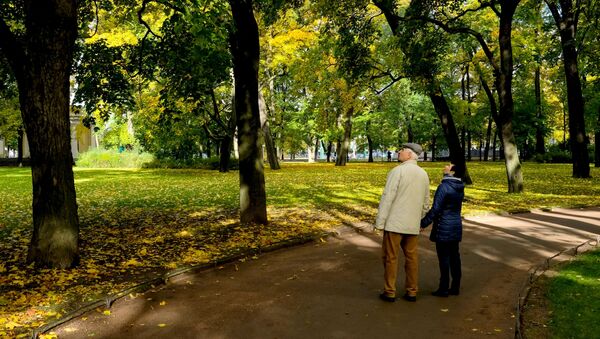 Пожилая пара гуляет в Михайловском саду в Санкт-Петербурге - Sputnik Молдова