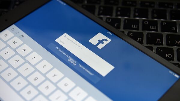 Социальная сеть Facebook на экране планешета - Sputnik Молдова