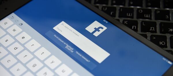 Социальная сеть Facebook на экране планешета Социальная сеть Facebook на экране планешета - Sputnik Молдова