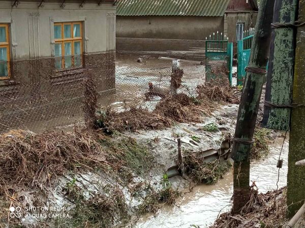 Последствия ливней в Молдове — повреждены мосты и дороги, залиты дома Последствия ливней в Молдове — повреждены мосты и дороги, залиты дома - Sputnik Молдова
