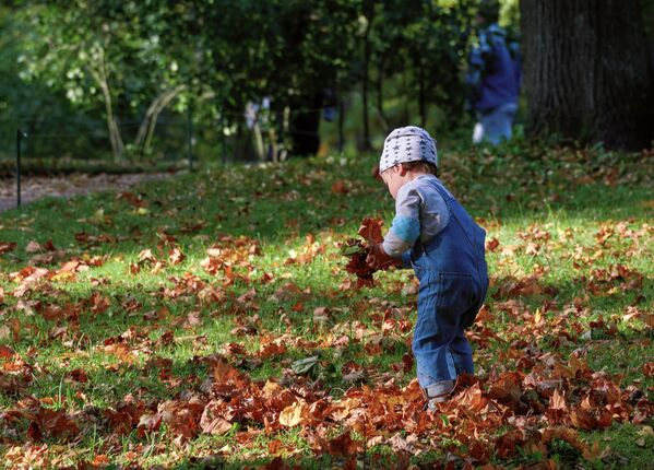 Ребенок на прогулке в Приоратском парке города Гатчина под Санкт-Петербургом - Sputnik Moldova-România