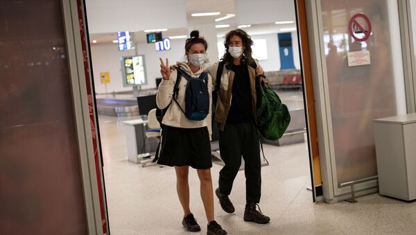  Пассажиры рейса из Амстердама в защитных масках прибывают в международный аэропорт в Афинах, Греция - Sputnik Молдова