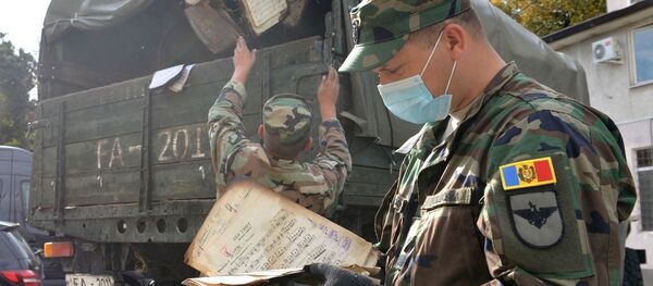 Молдавская армия помогает пострадавшей от пожара Национальной филармонии. - Sputnik Молдова