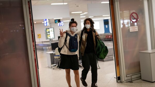 Пассажиры рейса из Амстердама в защитных масках прибывают в международный аэропорт в Афинах, Греция - Sputnik Moldova-România