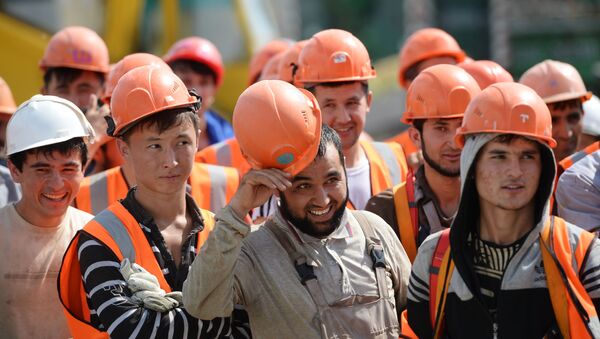 Рабочие на строительной площадке Центрального стадиона в Екатеринбурге - Sputnik Молдова