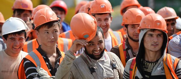 Рабочие на строительной площадке Центрального стадиона в Екатеринбурге Рабочие на строительной площадке Центрального стадиона в Екатеринбурге - Sputnik Молдова