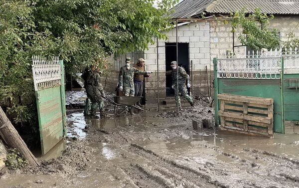 Для ликвидации последствий проливных дождей привлеки Национальную армию - Sputnik Молдова