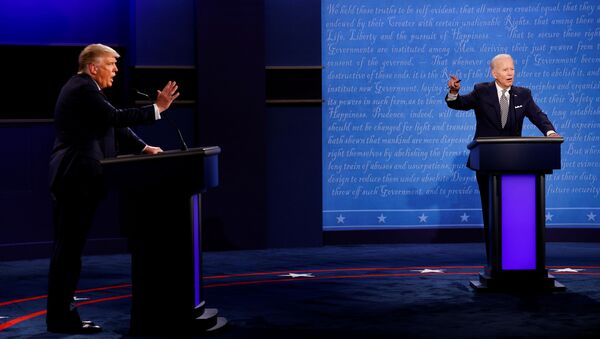 Действующий президент США Дональда Трампа и кандидат в президенты США Джо Байден во время первых дебатов в Кливленде, США - Sputnik Moldova-România