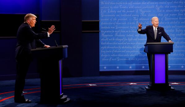 Действующий президент США Дональд Трамп и кандидат в президенты США Джо Байден во время первых дебатов в Кливленде, США - Sputnik Молдова