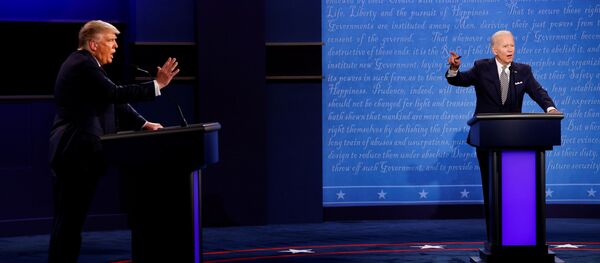 Действующий президент США Дональда Трампа и кандидат в президенты США Джо Байден во время первых дебатов в Кливленде, США Действующий президент США Дональда Трампа и кандидат в президенты США Джо Байден во время первых дебатов в Кливленде, США - Sputnik Moldova-România