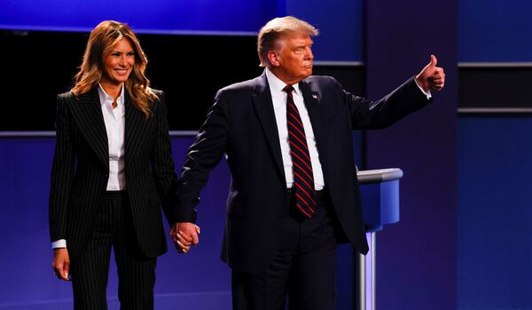 Президент США Дональд Трамп с супругой Меланией после окончания первых дебатов с кандидатом в президенты США Джо Байденом - Sputnik Молдова