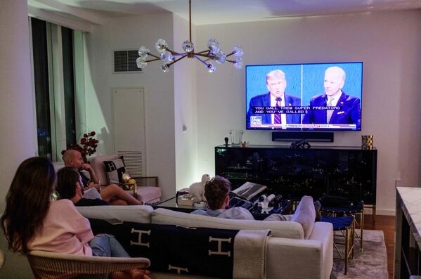 Трансляция первых дебатов президента США Дональда Трампа и кандидата в президенты США Джо Байдена - Sputnik Молдова